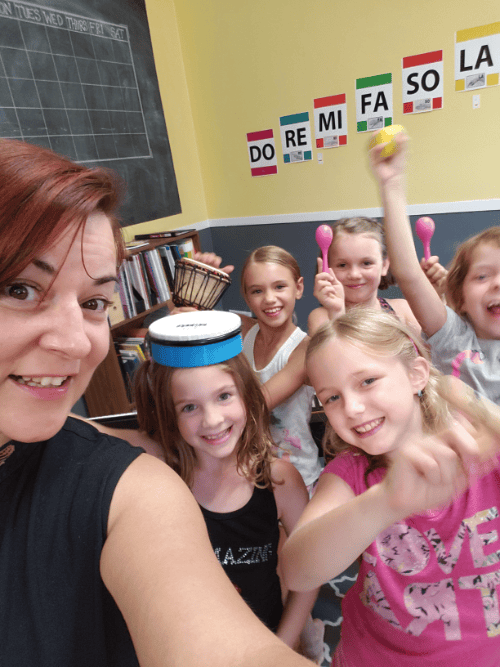 A selfie of Nikki with five young singers in her small group class